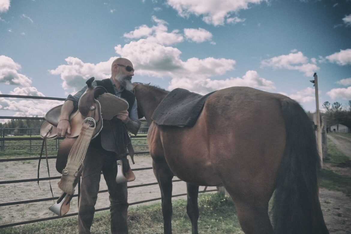 howto-saddle_a_horse